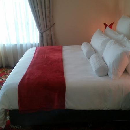 African Phoenix Guest Lodge ヨハネスブルグ エクステリア 写真