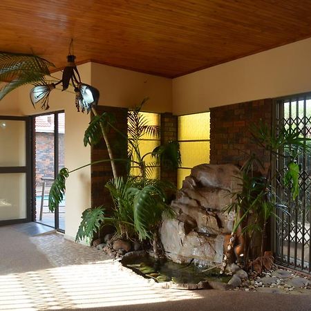 African Phoenix Guest Lodge ヨハネスブルグ エクステリア 写真