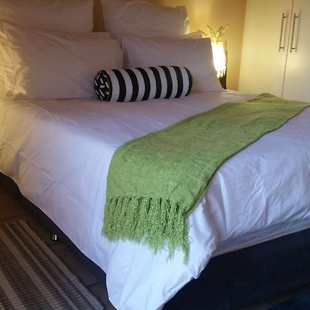 African Phoenix Guest Lodge ヨハネスブルグ エクステリア 写真