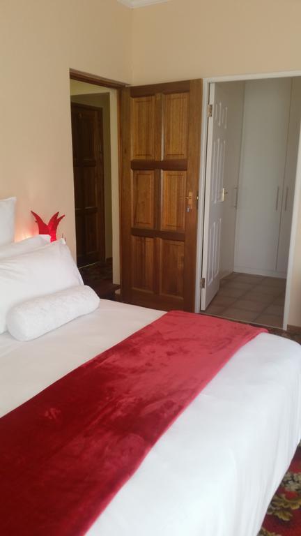 African Phoenix Guest Lodge ヨハネスブルグ エクステリア 写真