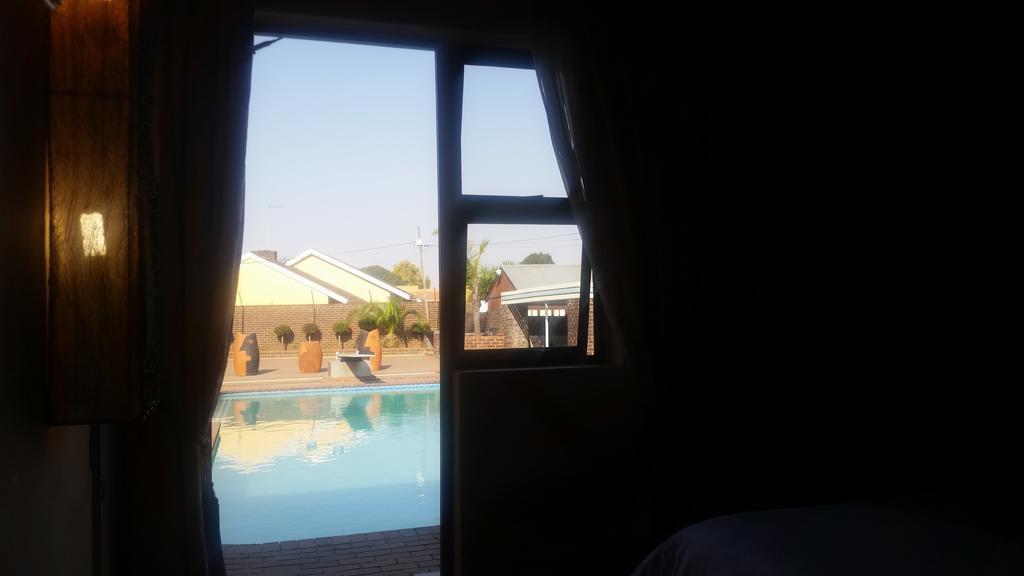 African Phoenix Guest Lodge ヨハネスブルグ エクステリア 写真