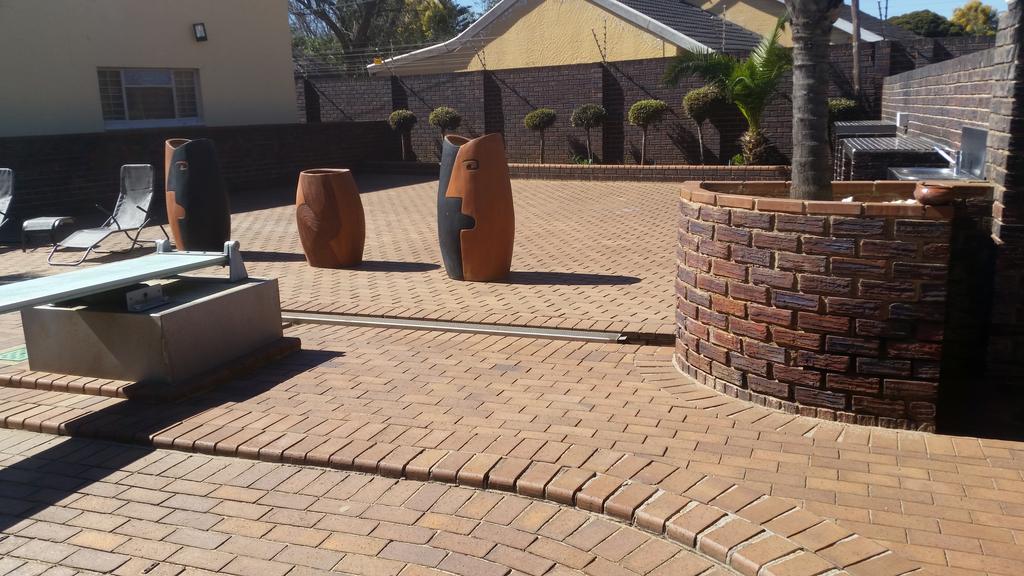 African Phoenix Guest Lodge ヨハネスブルグ エクステリア 写真