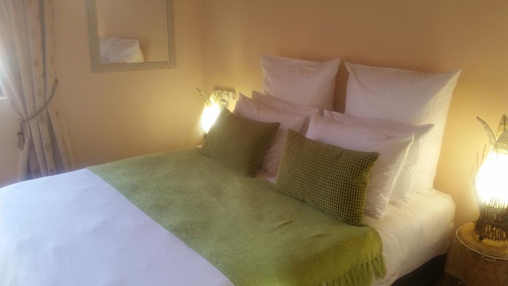 African Phoenix Guest Lodge ヨハネスブルグ エクステリア 写真