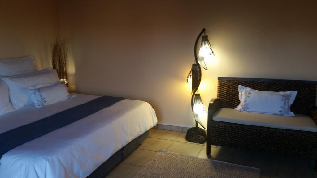 African Phoenix Guest Lodge ヨハネスブルグ エクステリア 写真