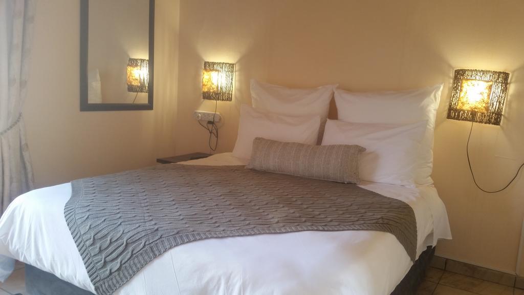 African Phoenix Guest Lodge ヨハネスブルグ エクステリア 写真