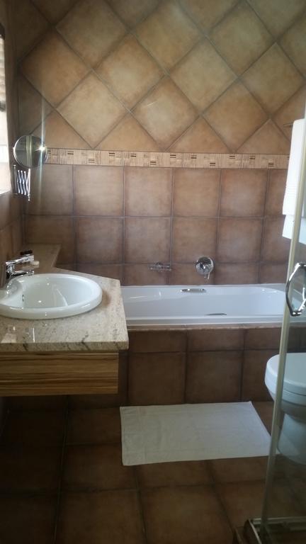 African Phoenix Guest Lodge ヨハネスブルグ エクステリア 写真