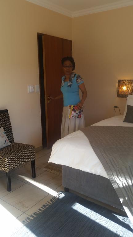 African Phoenix Guest Lodge ヨハネスブルグ エクステリア 写真