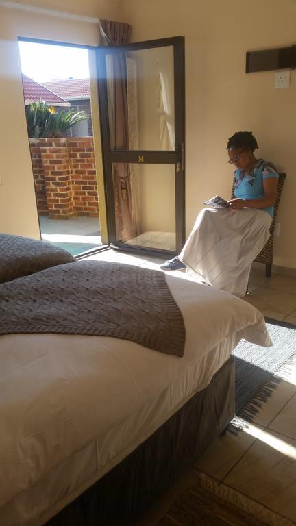 African Phoenix Guest Lodge ヨハネスブルグ エクステリア 写真