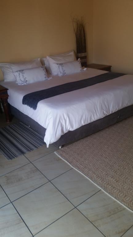 African Phoenix Guest Lodge ヨハネスブルグ エクステリア 写真