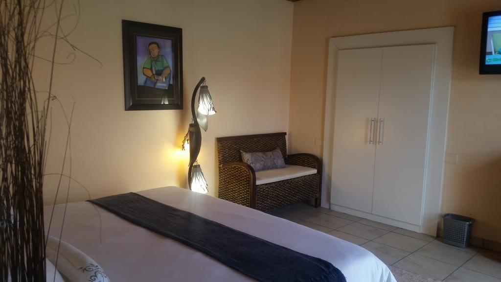 African Phoenix Guest Lodge ヨハネスブルグ エクステリア 写真
