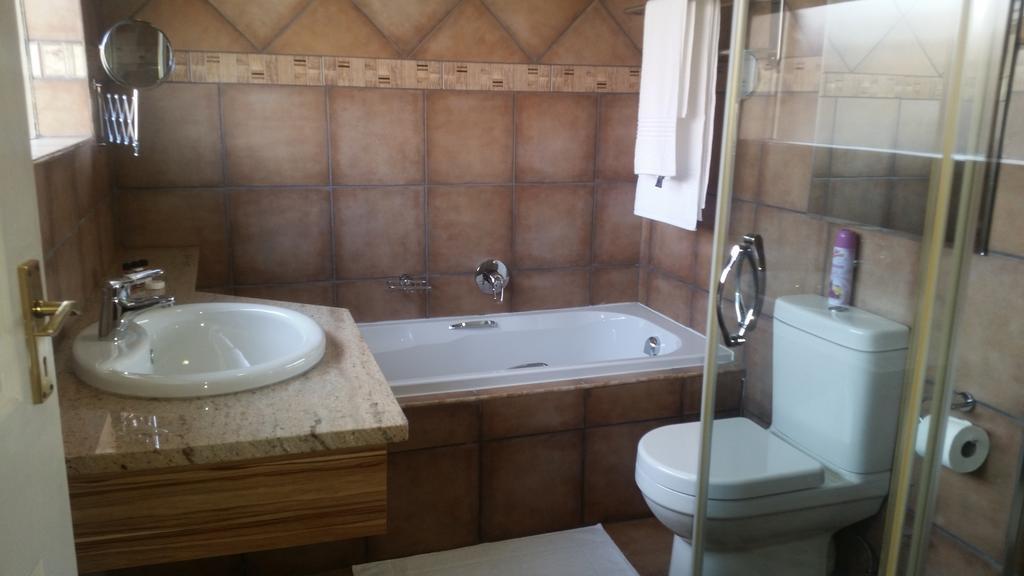 African Phoenix Guest Lodge ヨハネスブルグ エクステリア 写真
