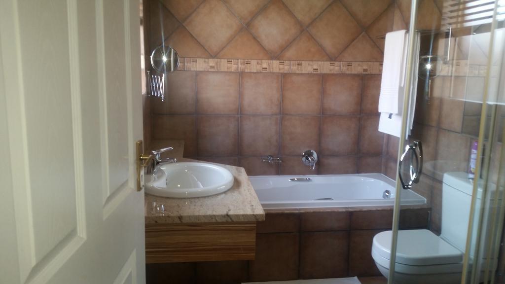 African Phoenix Guest Lodge ヨハネスブルグ エクステリア 写真