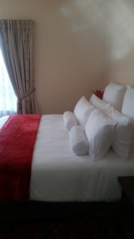 African Phoenix Guest Lodge ヨハネスブルグ エクステリア 写真