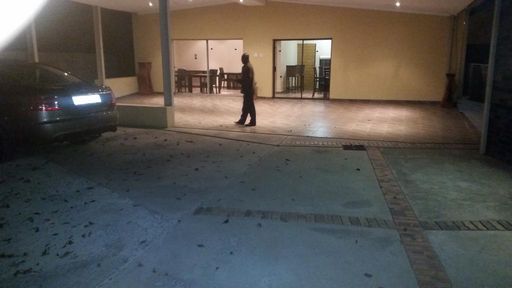 African Phoenix Guest Lodge ヨハネスブルグ エクステリア 写真