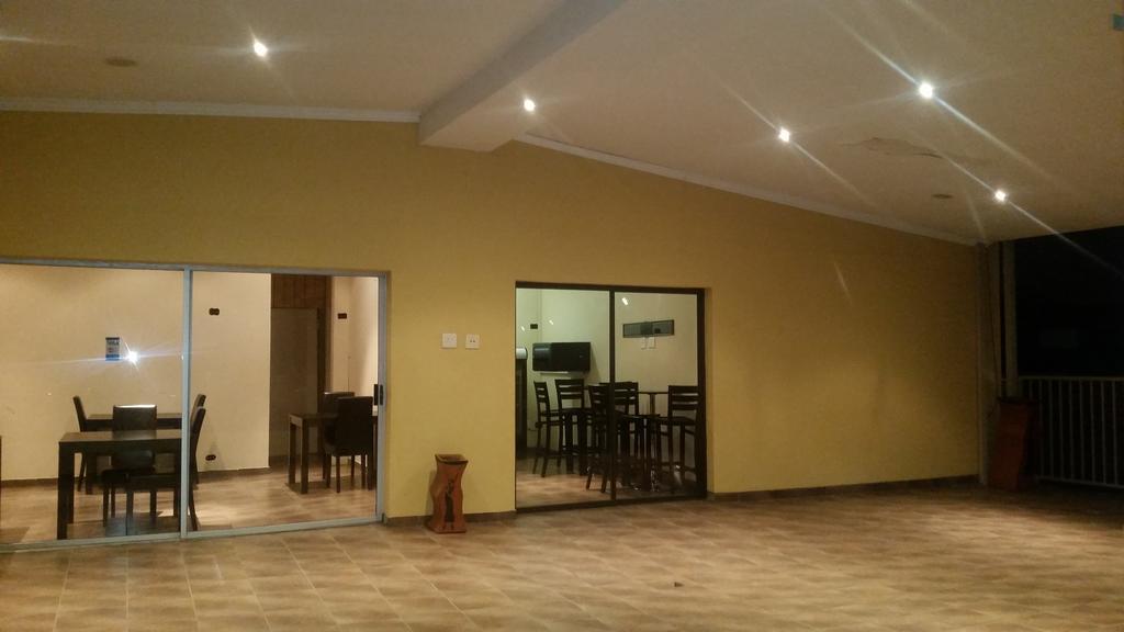 African Phoenix Guest Lodge ヨハネスブルグ エクステリア 写真