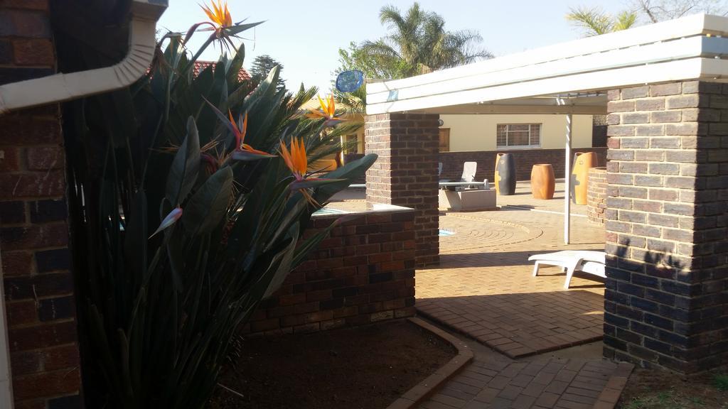 African Phoenix Guest Lodge ヨハネスブルグ エクステリア 写真