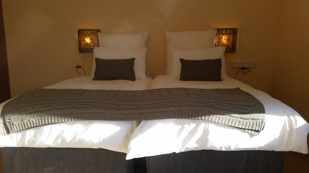 African Phoenix Guest Lodge ヨハネスブルグ エクステリア 写真