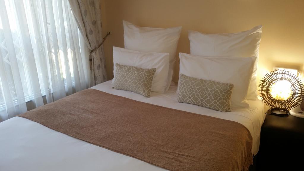 African Phoenix Guest Lodge ヨハネスブルグ エクステリア 写真