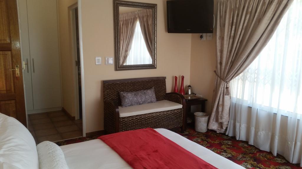 African Phoenix Guest Lodge ヨハネスブルグ エクステリア 写真