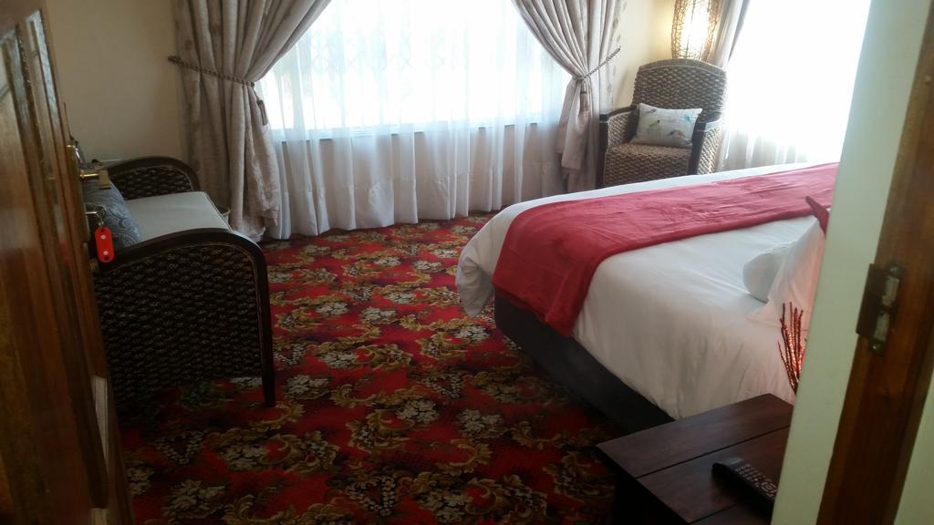 African Phoenix Guest Lodge ヨハネスブルグ エクステリア 写真