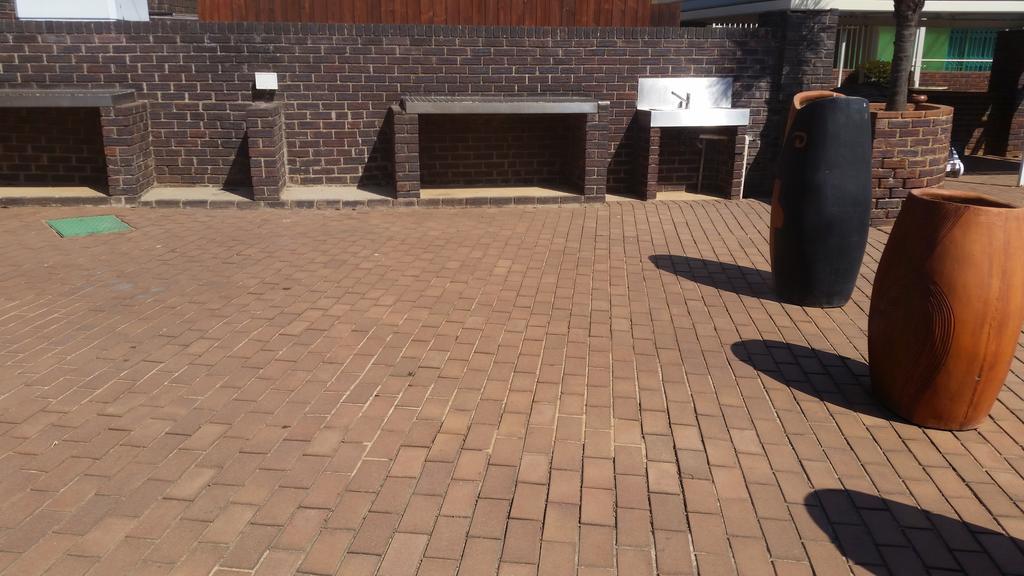 African Phoenix Guest Lodge ヨハネスブルグ エクステリア 写真