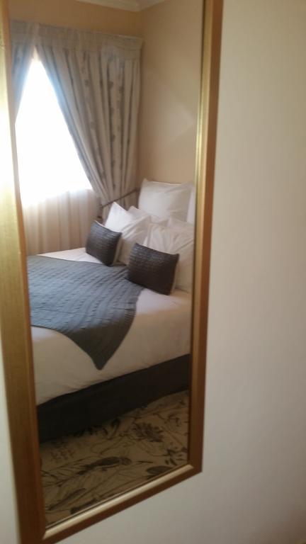 African Phoenix Guest Lodge ヨハネスブルグ エクステリア 写真