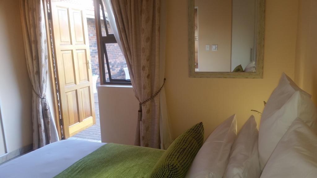 African Phoenix Guest Lodge ヨハネスブルグ エクステリア 写真