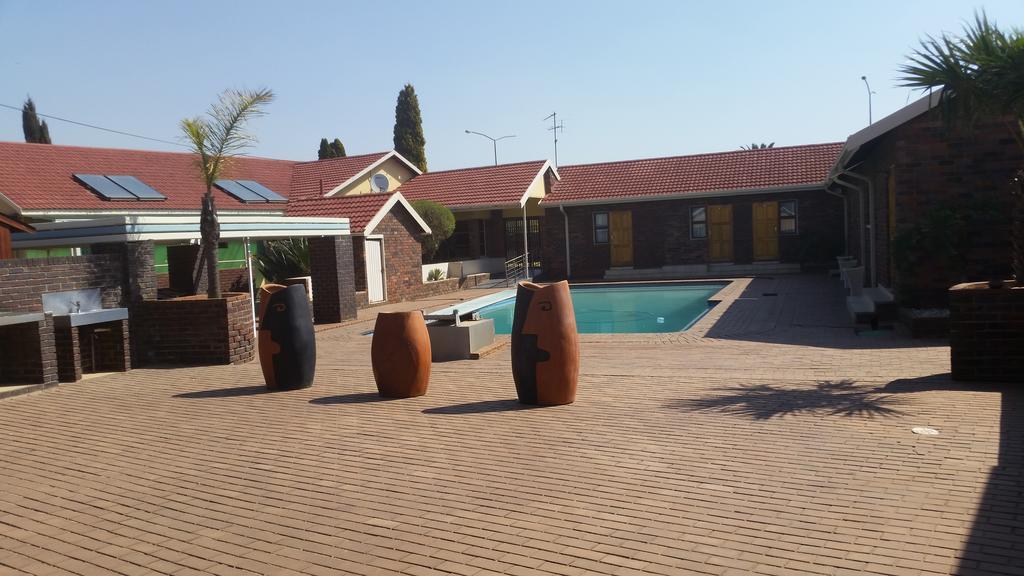 African Phoenix Guest Lodge ヨハネスブルグ エクステリア 写真