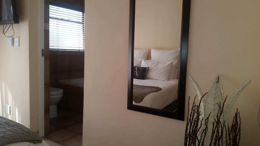 African Phoenix Guest Lodge ヨハネスブルグ エクステリア 写真