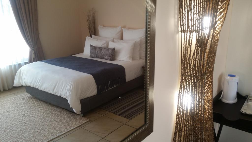 African Phoenix Guest Lodge ヨハネスブルグ エクステリア 写真
