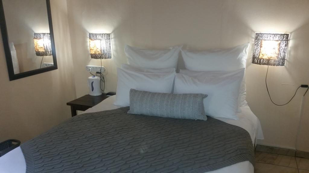 African Phoenix Guest Lodge ヨハネスブルグ エクステリア 写真