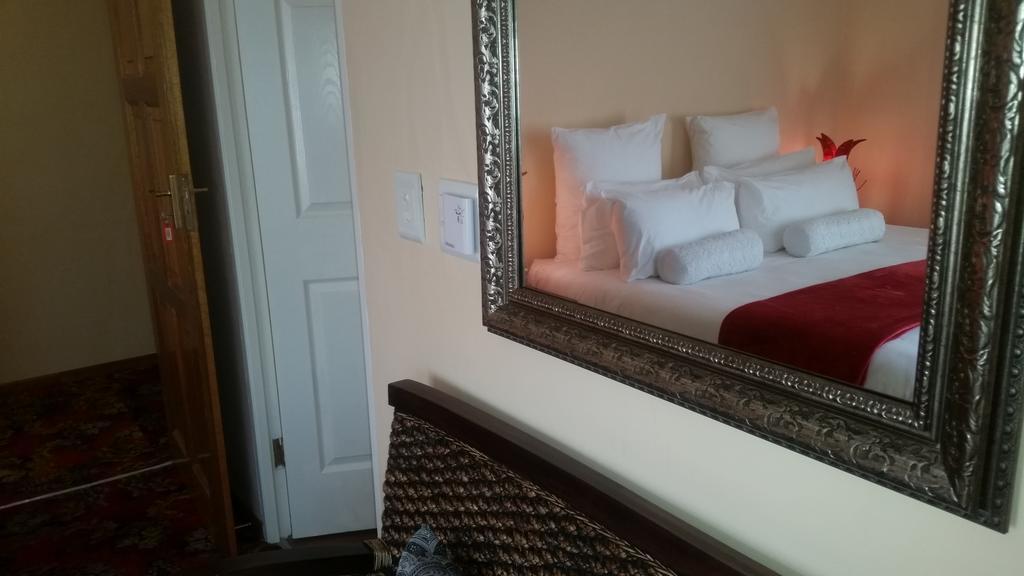African Phoenix Guest Lodge ヨハネスブルグ エクステリア 写真
