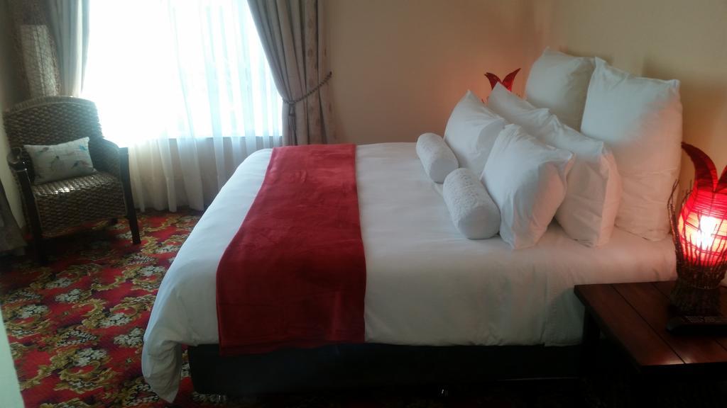 African Phoenix Guest Lodge ヨハネスブルグ エクステリア 写真