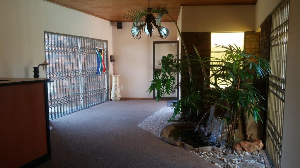African Phoenix Guest Lodge ヨハネスブルグ エクステリア 写真