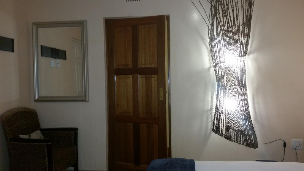 African Phoenix Guest Lodge ヨハネスブルグ エクステリア 写真