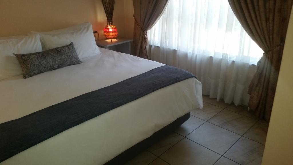 African Phoenix Guest Lodge ヨハネスブルグ エクステリア 写真