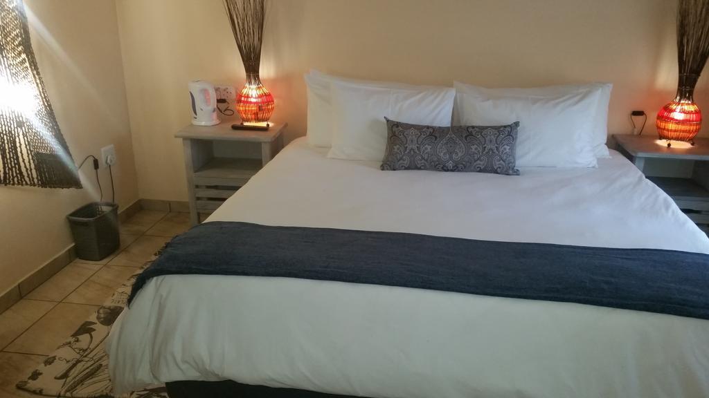 African Phoenix Guest Lodge ヨハネスブルグ エクステリア 写真