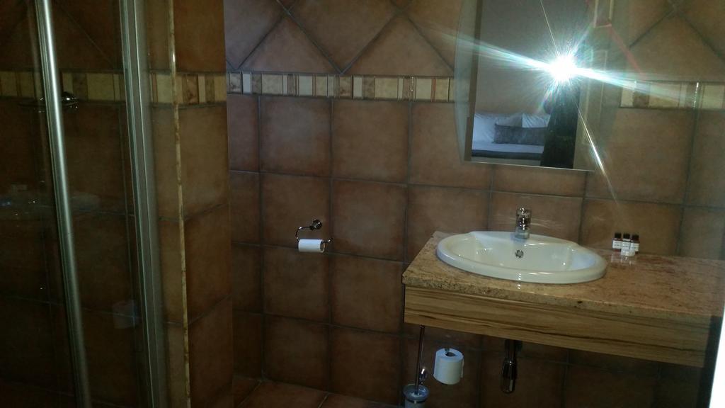 African Phoenix Guest Lodge ヨハネスブルグ エクステリア 写真