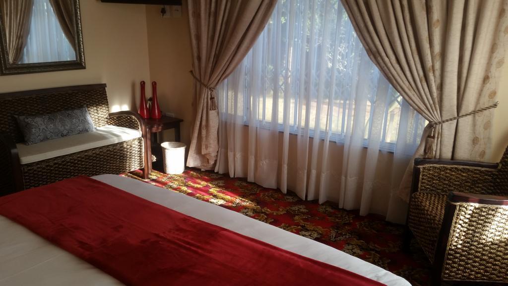 African Phoenix Guest Lodge ヨハネスブルグ エクステリア 写真