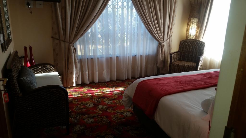 African Phoenix Guest Lodge ヨハネスブルグ エクステリア 写真