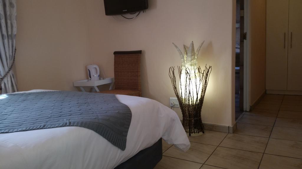 African Phoenix Guest Lodge ヨハネスブルグ エクステリア 写真