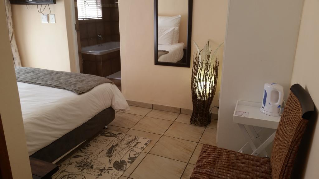 African Phoenix Guest Lodge ヨハネスブルグ エクステリア 写真