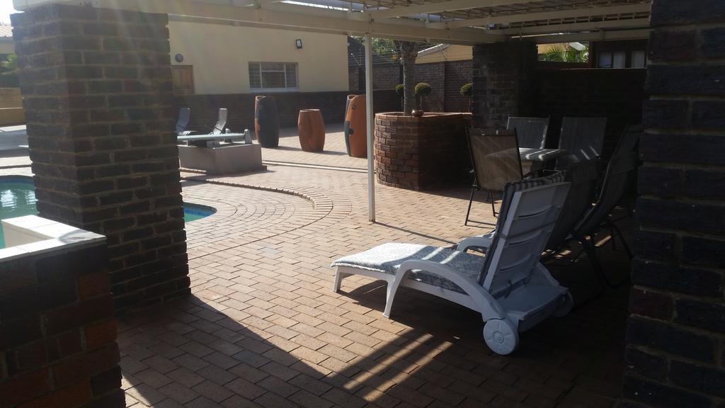 African Phoenix Guest Lodge ヨハネスブルグ エクステリア 写真