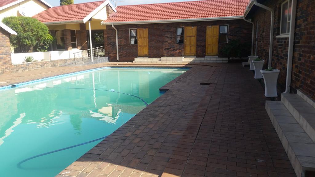 African Phoenix Guest Lodge ヨハネスブルグ エクステリア 写真