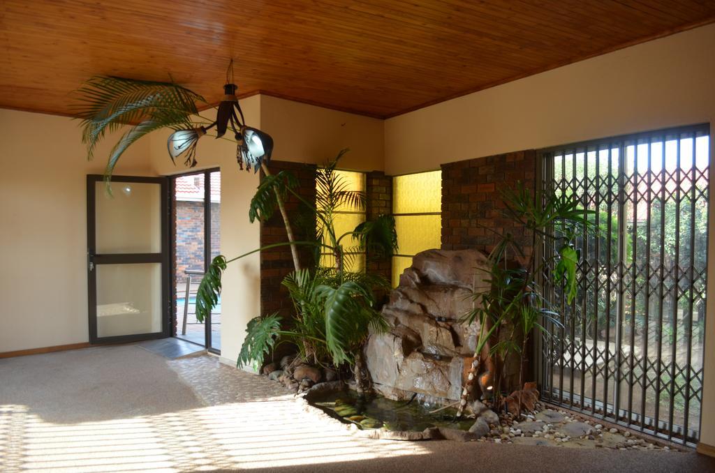 African Phoenix Guest Lodge ヨハネスブルグ エクステリア 写真