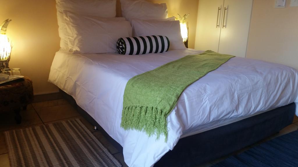 African Phoenix Guest Lodge ヨハネスブルグ エクステリア 写真