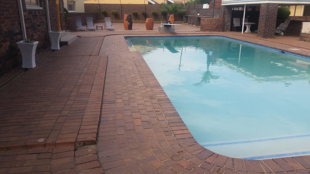 African Phoenix Guest Lodge ヨハネスブルグ エクステリア 写真