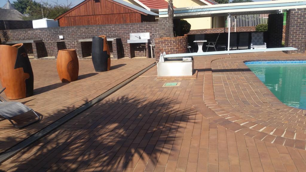 African Phoenix Guest Lodge ヨハネスブルグ エクステリア 写真