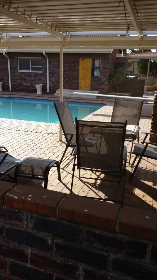African Phoenix Guest Lodge ヨハネスブルグ エクステリア 写真